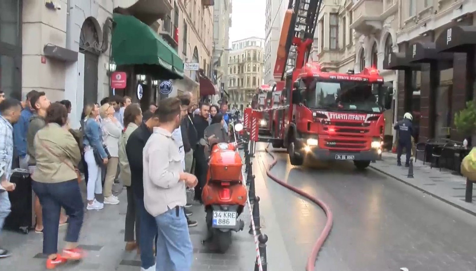 istanbul beyoglunda otelde yangin W8zBV8zf