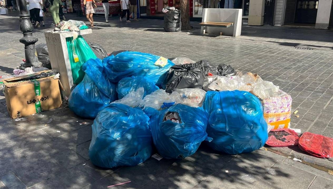 karsiyaka belediyesinde grev sokaklarda cop yiginlari olustu BTm6NlRp