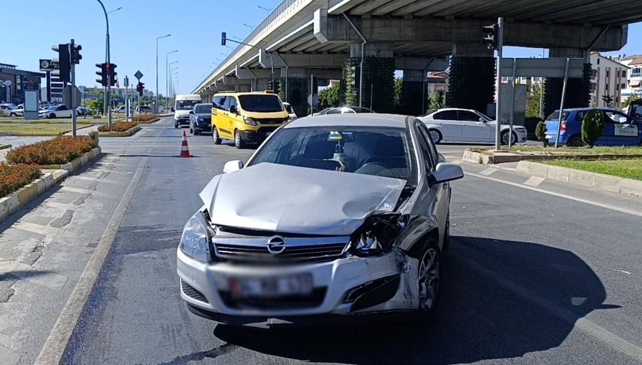 kirmizi isik ihlali kazaya yol acti Ipy5U19y