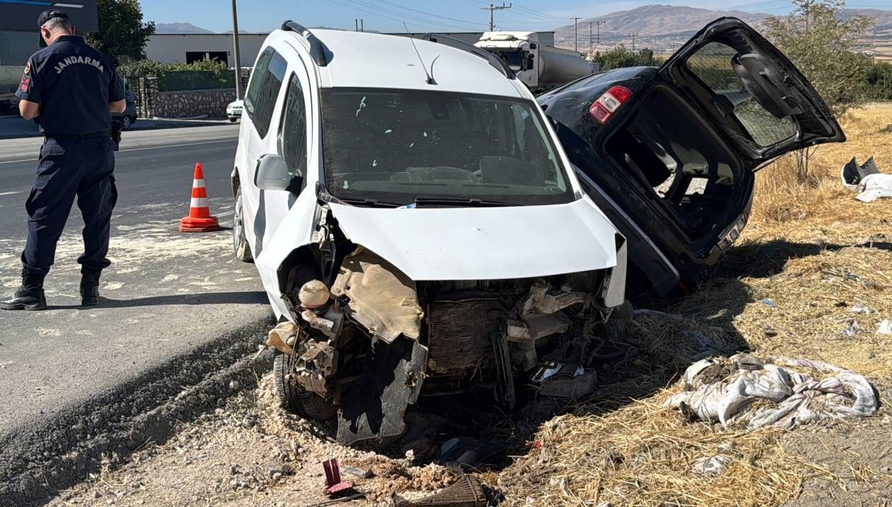 park halindeki hafif ticari araca carpti 3 kisi yaralandi QW79LKim