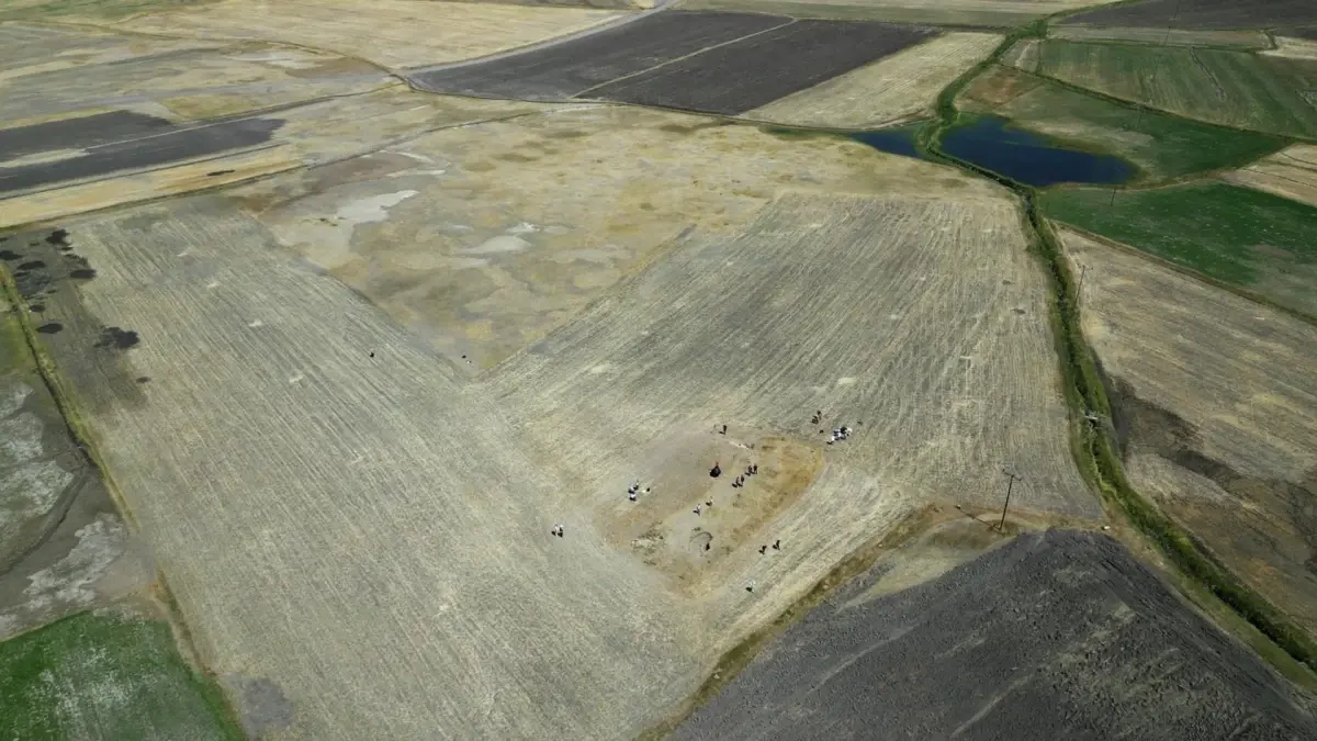 tarlada bulunan cati kiremidi yillar sonra uluslararasi arkeolojik kesfin kapisini araladi KOrU9Bsm