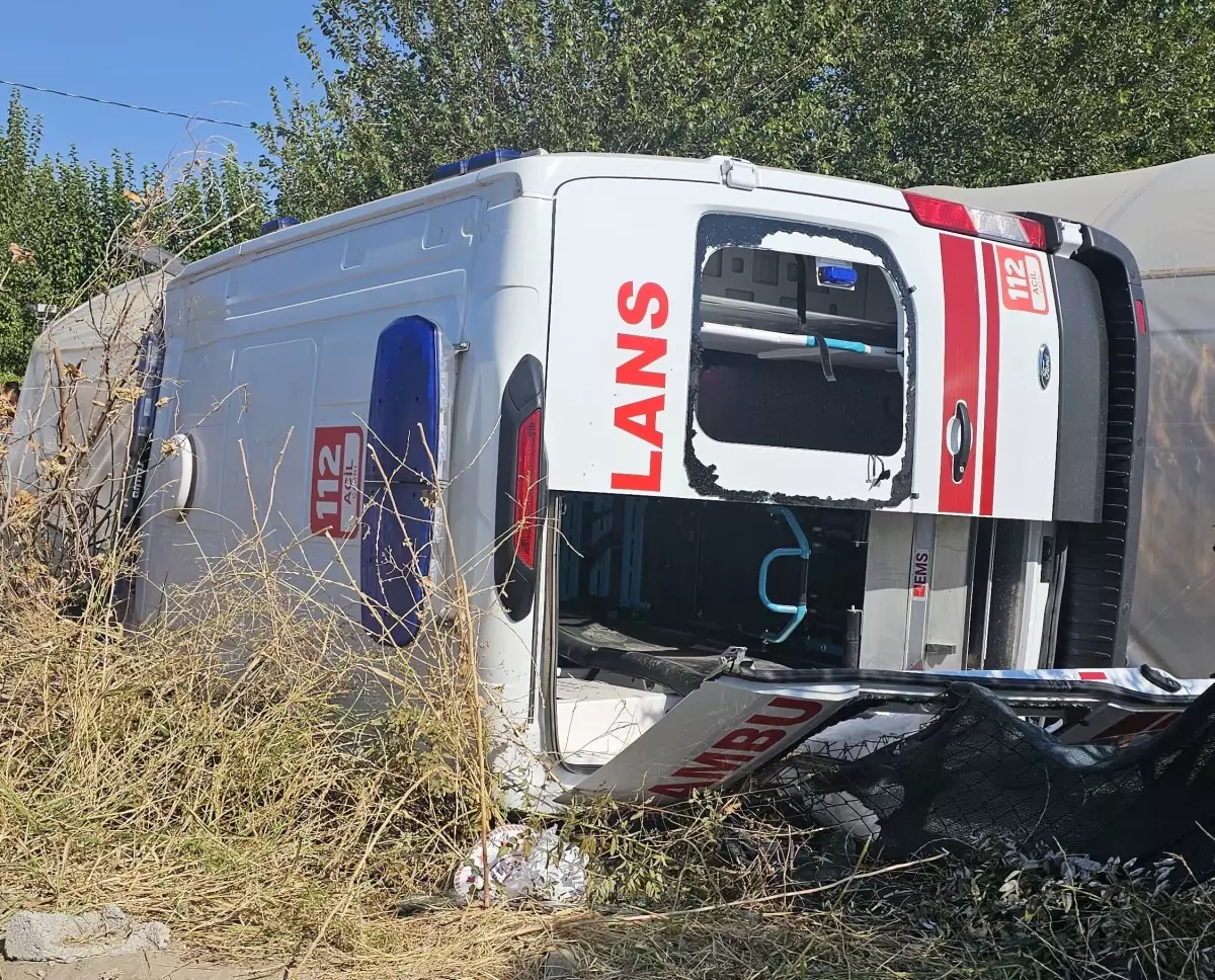 ambulansta kaza 6 yarali YNJwL2tm.jpg