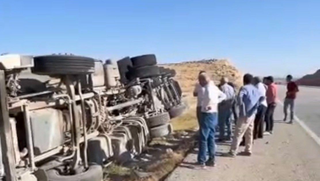 devrilen kamyonun surucusu hafif yaralandi kCgzLBm4