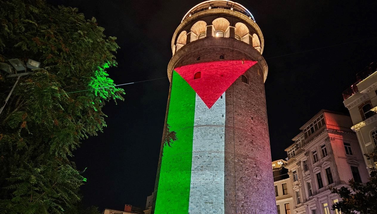 filistin bayragi galata kulesine yansitildi POYU98rv