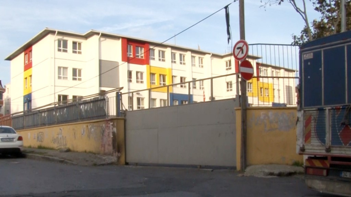 istanbulda okul kapisi cocuklarin uzerine dustu 1i agir 4 yarali KNm4N3ZN.jpg