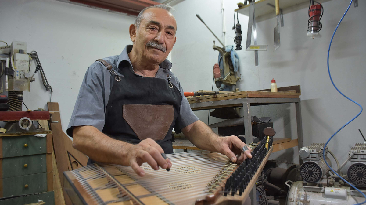 izmirde kendisine yapmak icin basladi 20 yildir kanun uretiyor 2lI53inx