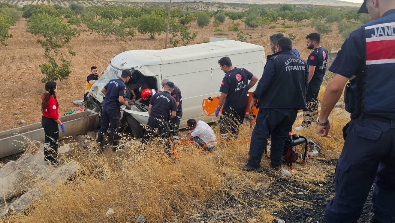 kamyonet sarampole uctu aracta sikisan kisiler agir yaralandi tuC6eu7n