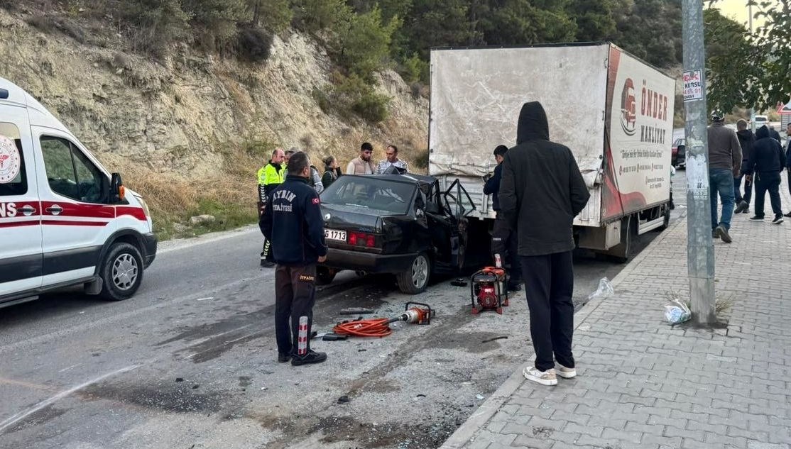 kusadasinda otomobil park halindeki kamyonete carpti bir olu dort yarali RN8lCWrE.jpg