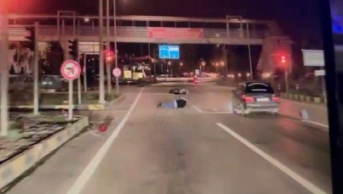 otomobil kirmizi isikta duran motosiklete carpti 3UIRDcGT