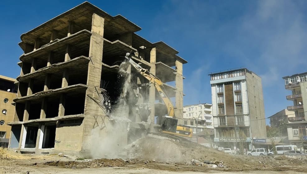 yuksekovada insaat halindeki bina yikildi BhD1nvJl
