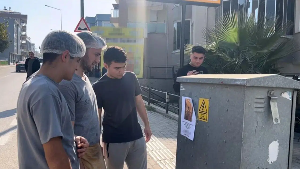 bursada kizlarinizi bu adamdan uzak tutun yazili afisler ortaligi karistirdi ywnG5bly.jpg