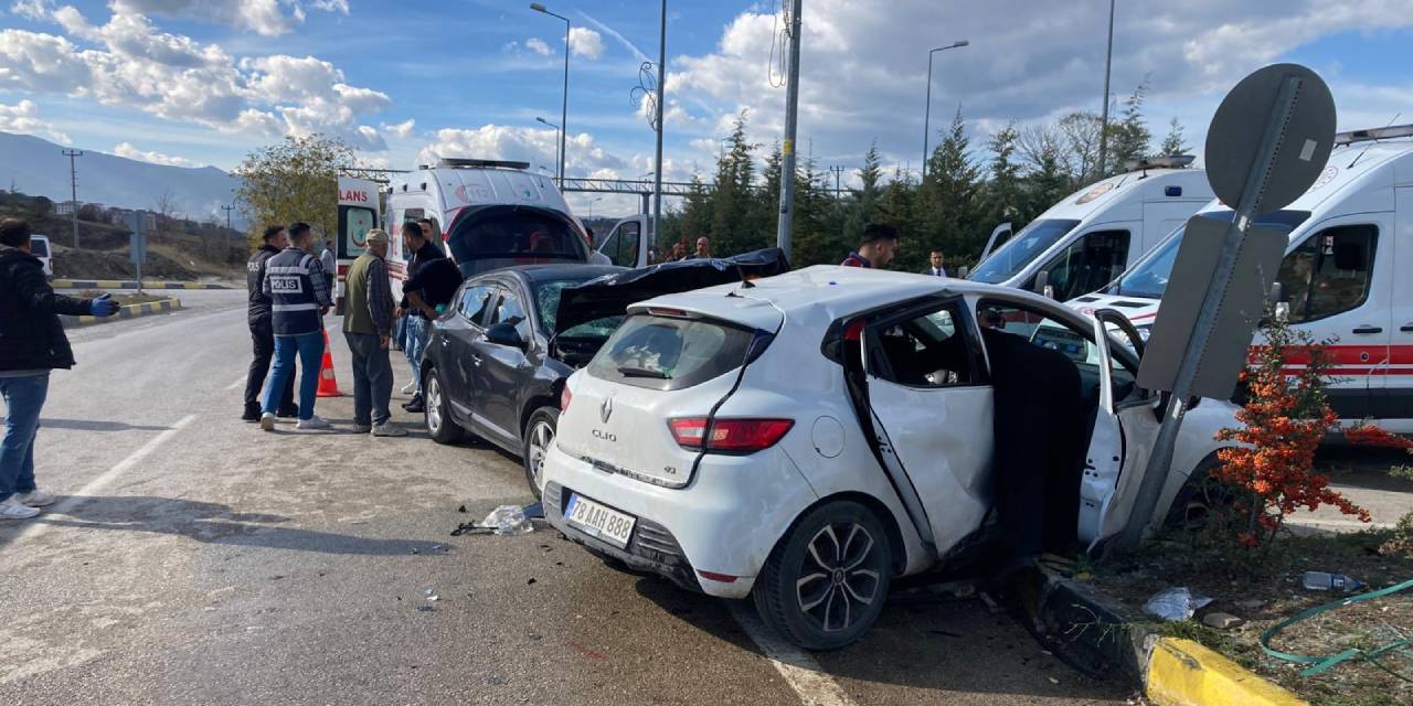 otomobiller kavşakta çarpıştı: 7 yaralı