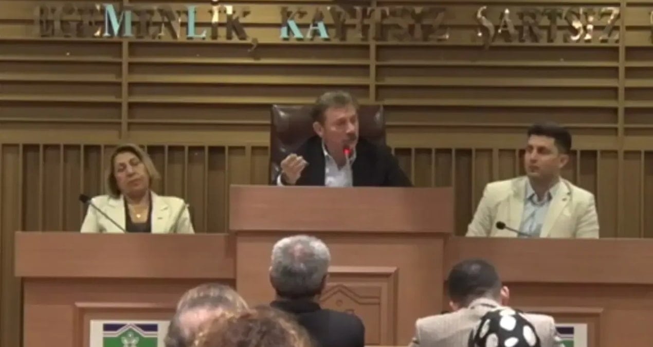 AKP’li başkandan kürsüde seviyesiz sözler: ‘Seni evlendireyim de rahatla’