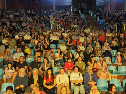 Dunya danslari balikesir sahnelendi Epy6vE49